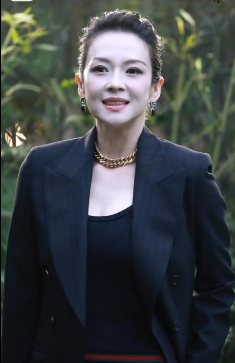 上海这一夜,章子怡画发际线、眼皮贴翘起,12秒换8个表情不自信