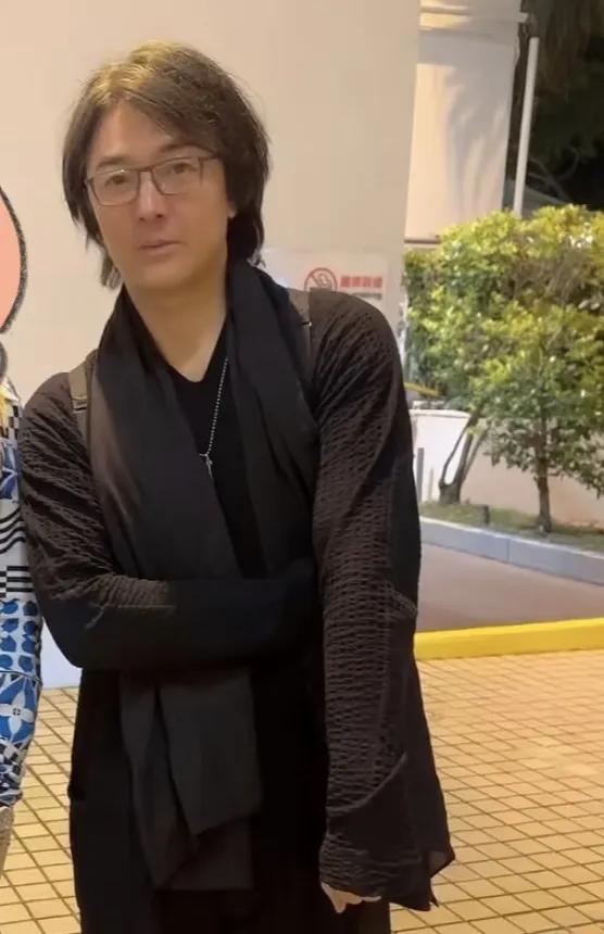 58岁郑伊健低调坐经济舱,老人味十足,素颜出镜脸上皱纹密布