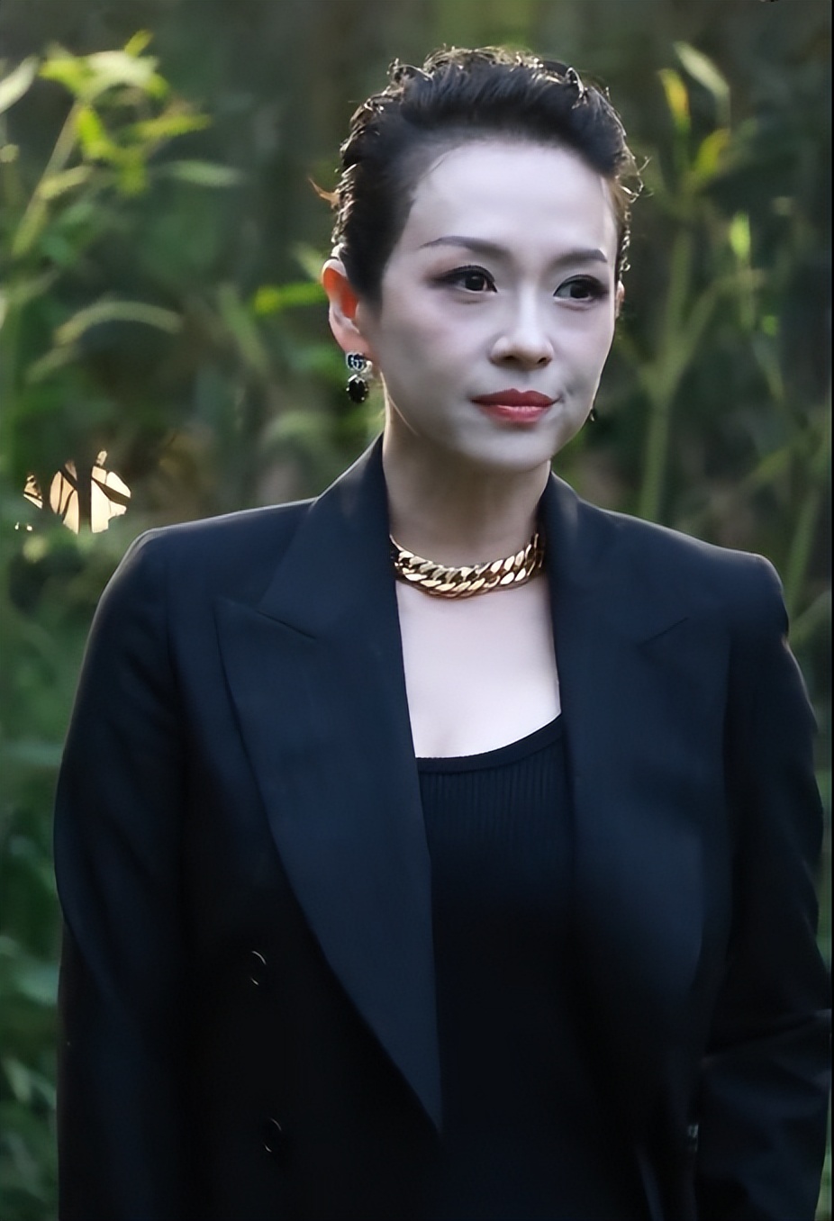上海这一夜,章子怡画发际线、眼皮贴翘起,12秒换8个表情不自信