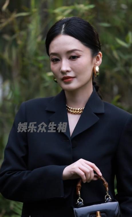 上海这一夜,章子怡画发际线、眼皮贴翘起,12秒换8个表情不自信