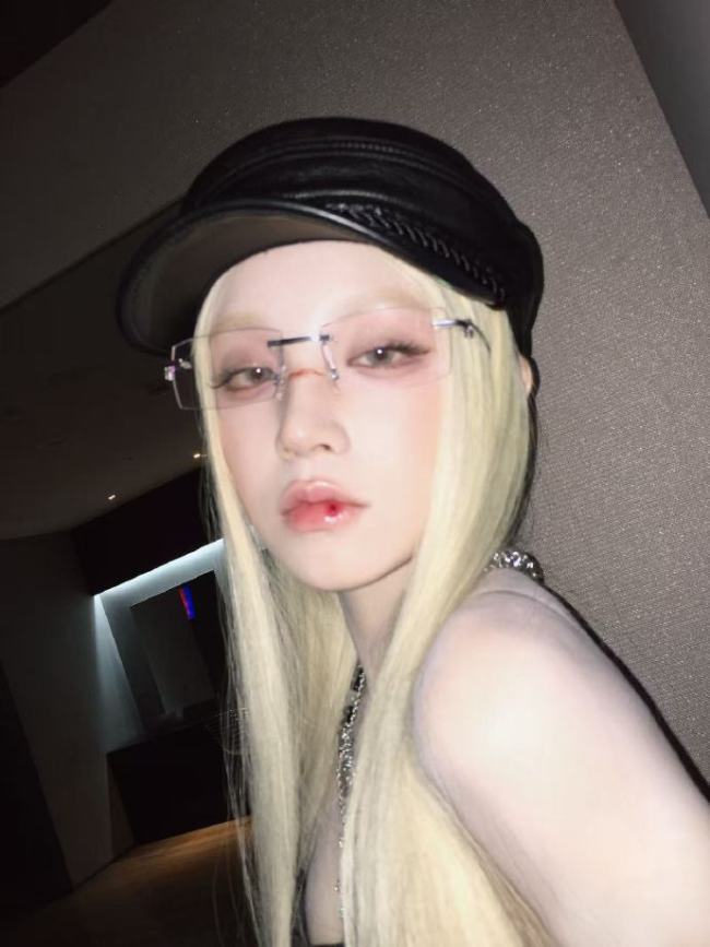 宋雨琦黑皮抹胸 + 黑丝造型曝光!金发辣妹演绎极致酷飒性感