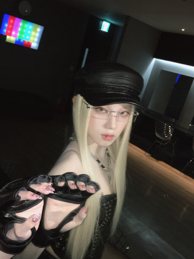 宋雨琦黑皮抹胸 + 黑丝造型曝光!金发辣妹演绎极致酷飒性感
