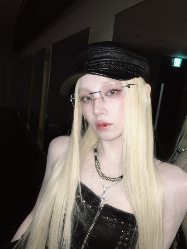宋雨琦黑皮抹胸 + 黑丝造型曝光!金发辣妹演绎极致酷飒性感