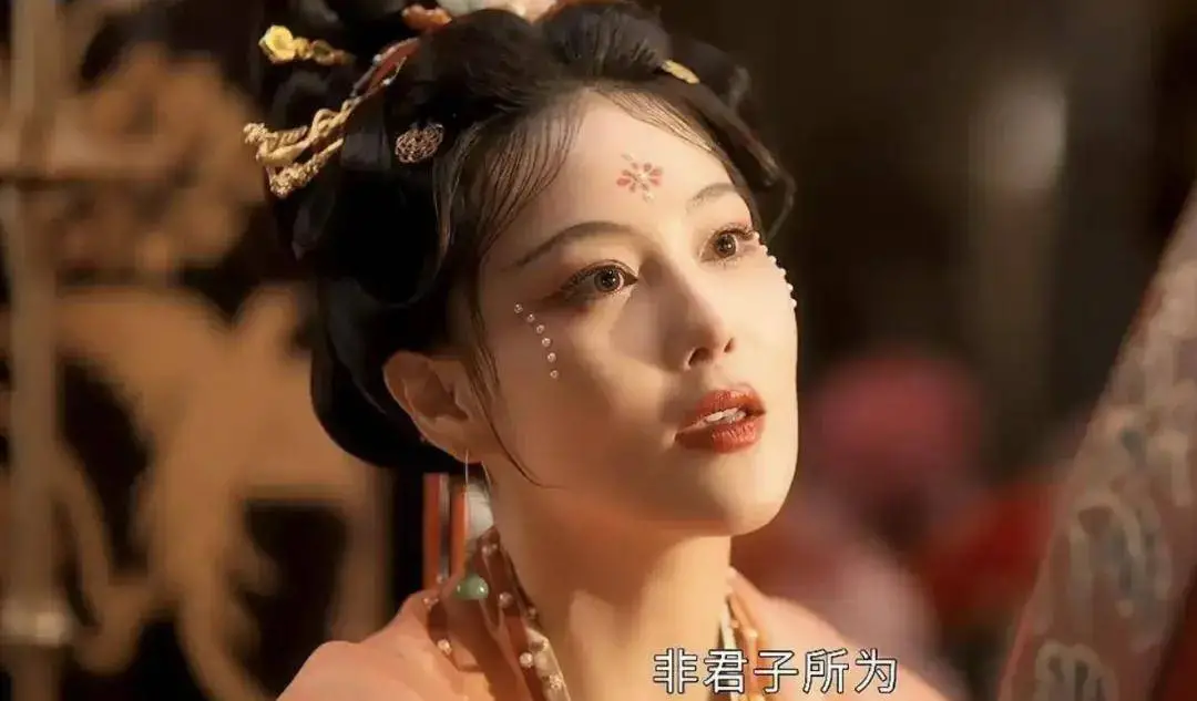 38岁张馨予对比37岁刘亦菲:同是颜霸,一个明艳贵气一个娇艳欲滴