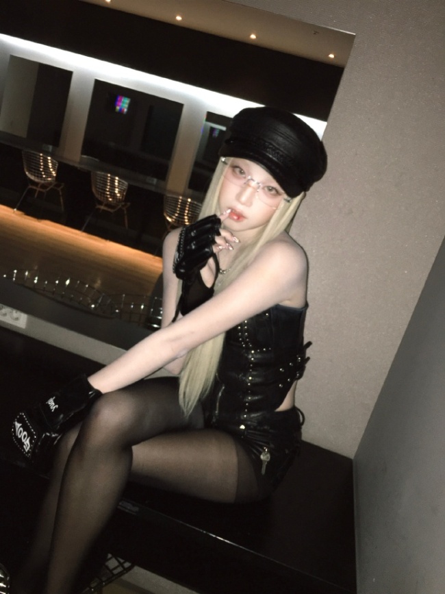 宋雨琦黑皮抹胸 + 黑丝造型曝光!金发辣妹演绎极致酷飒性感