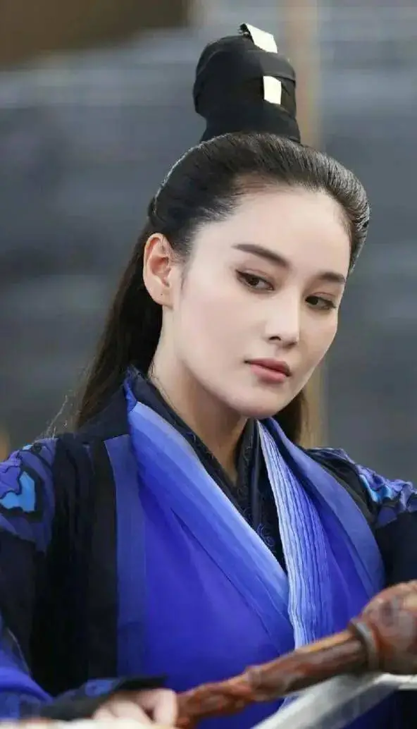 38岁张馨予对比37岁刘亦菲:同是颜霸,一个明艳贵气一个娇艳欲滴