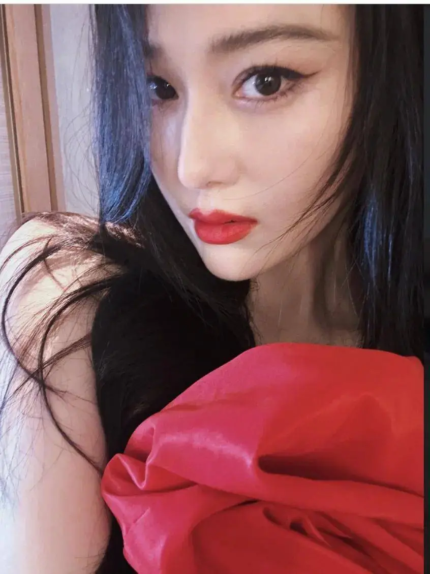 38岁张馨予对比37岁刘亦菲:同是颜霸,一个明艳贵气一个娇艳欲滴