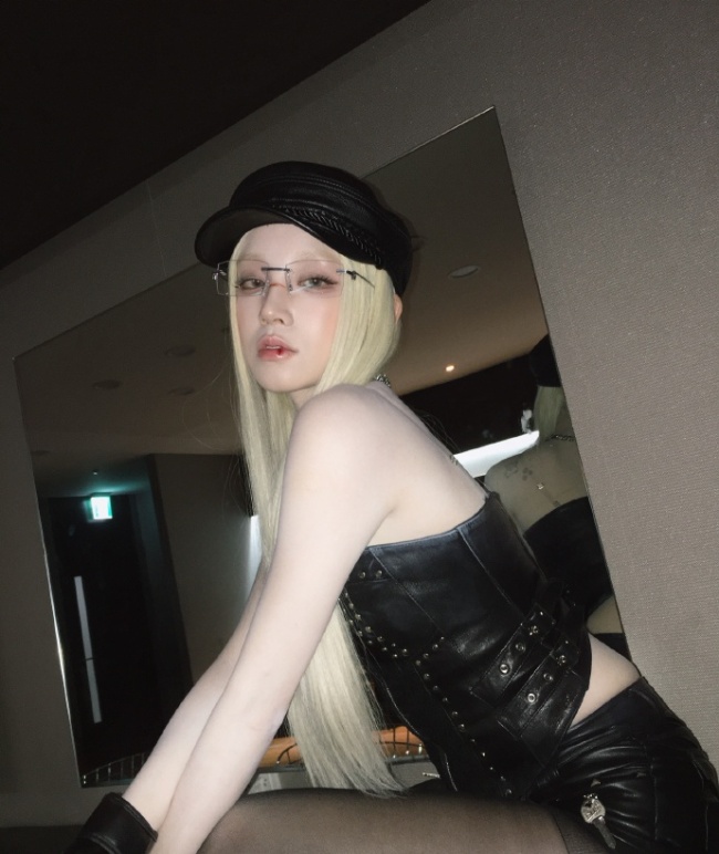 宋雨琦黑皮抹胸 + 黑丝造型曝光!金发辣妹演绎极致酷飒性感