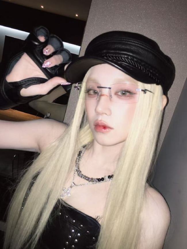 宋雨琦黑皮抹胸 + 黑丝造型曝光!金发辣妹演绎极致酷飒性感
