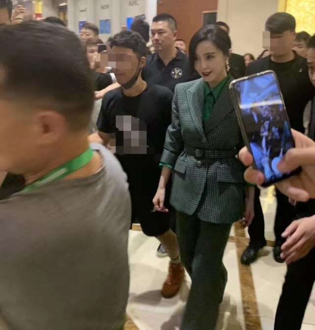 范冰冰复出捞金 为挣钱站在台上宣传自创面膜
