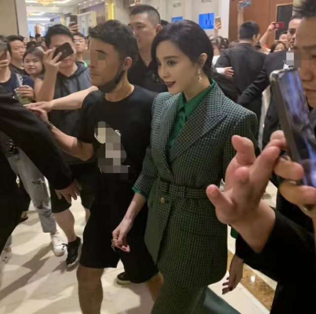 范冰冰复出捞金 为挣钱站在台上宣传自创面膜