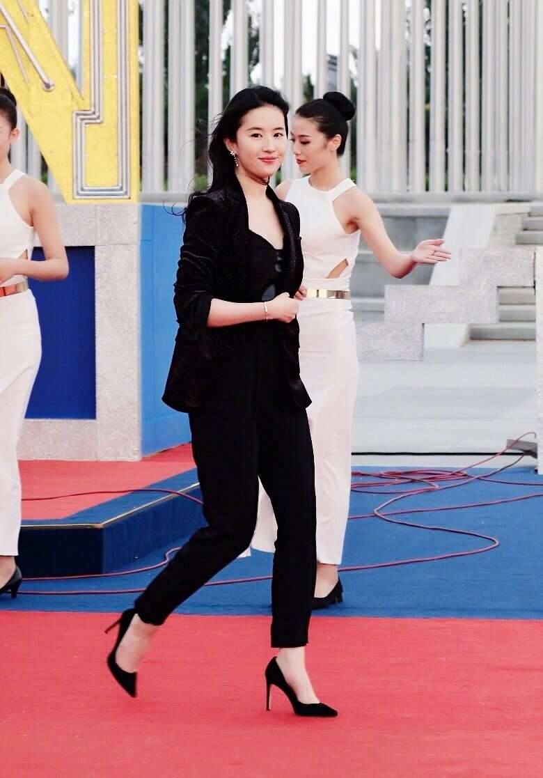 成龙电影周吴京亮相,狄龙携妻走红毯老的不敢认,景甜比刘亦菲还仙