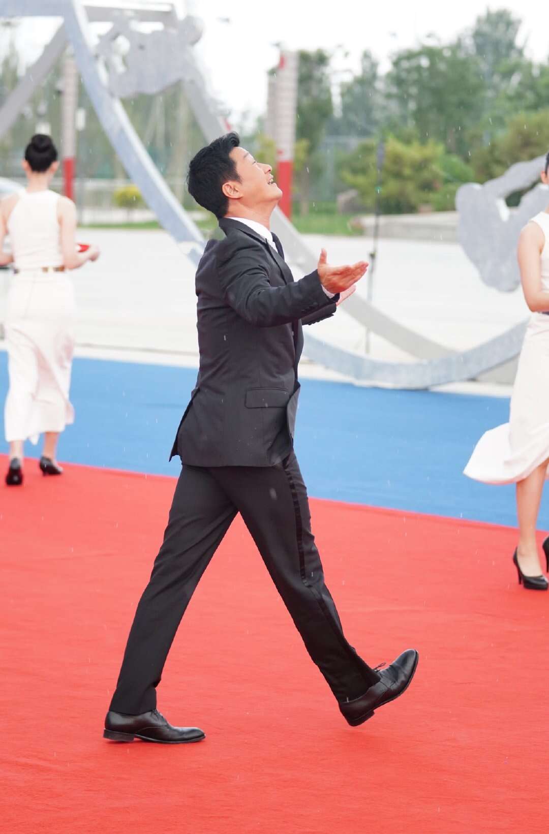 成龙电影周吴京亮相,狄龙携妻走红毯老的不敢认,景甜比刘亦菲还仙