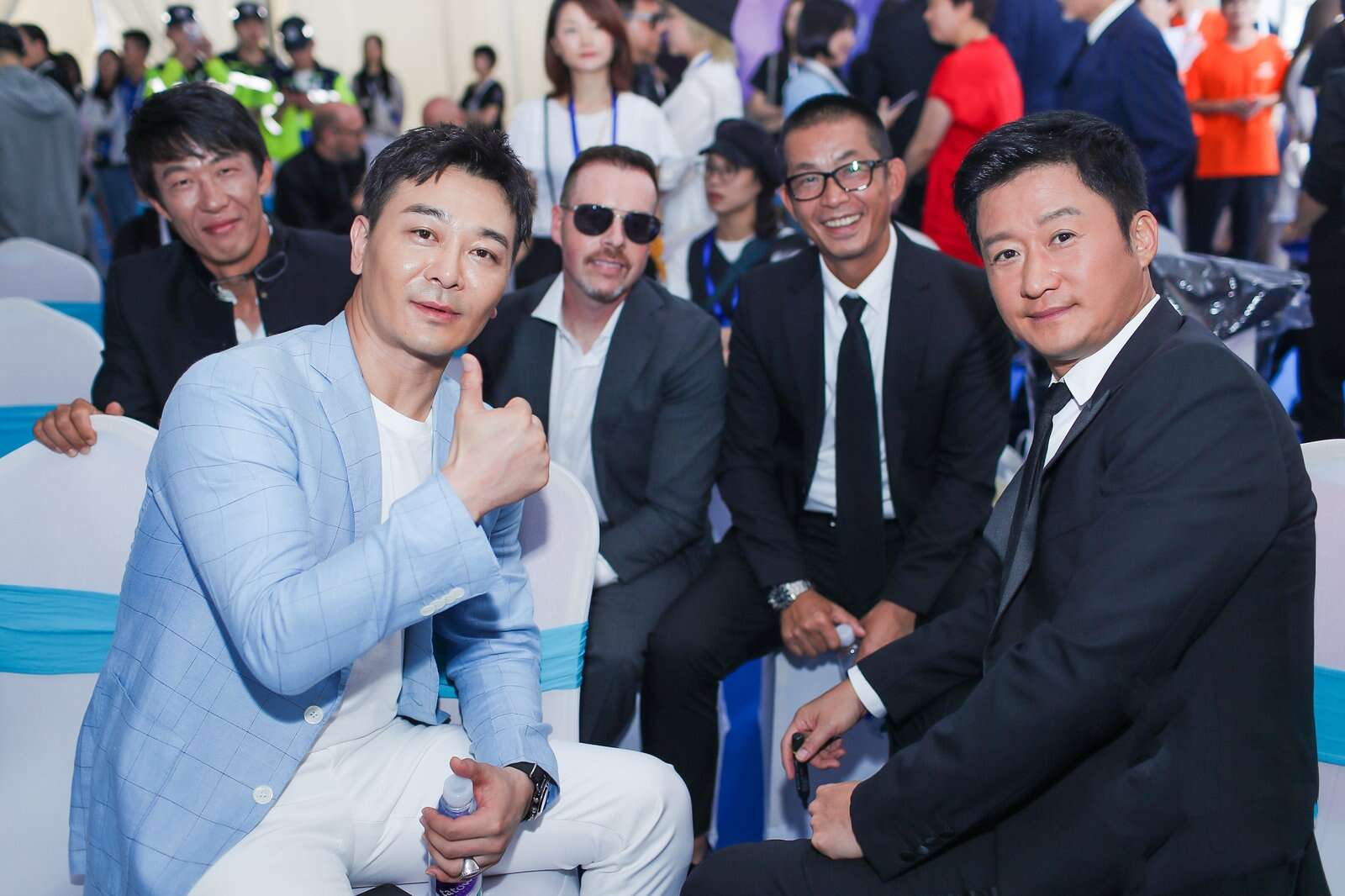 成龙电影周吴京亮相,狄龙携妻走红毯老的不敢认,景甜比刘亦菲还仙