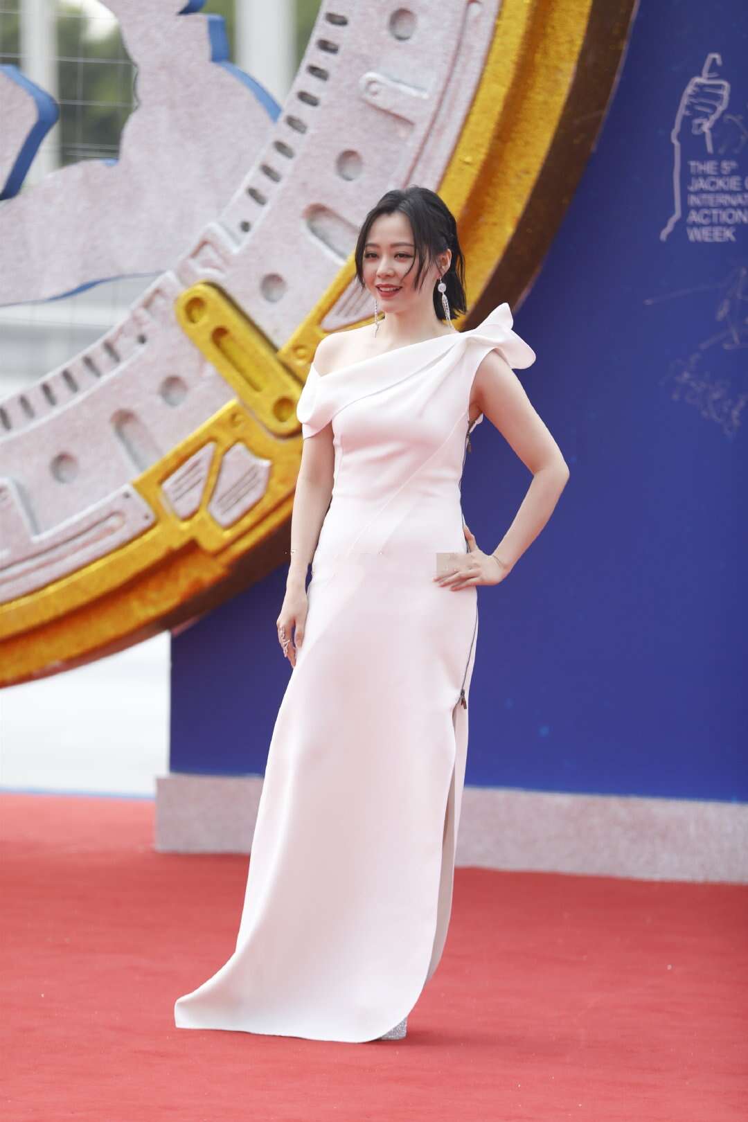成龙电影周吴京亮相,狄龙携妻走红毯老的不敢认,景甜比刘亦菲还仙
