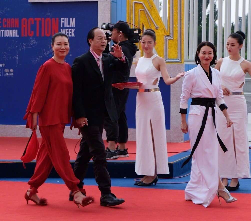 成龙电影周吴京亮相,狄龙携妻走红毯老的不敢认,景甜比刘亦菲还仙