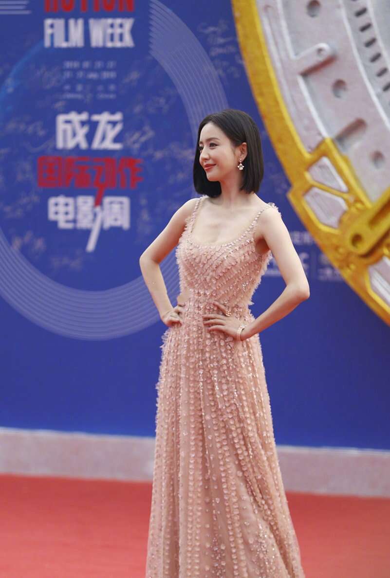 成龙电影周吴京亮相,狄龙携妻走红毯老的不敢认,景甜比刘亦菲还仙