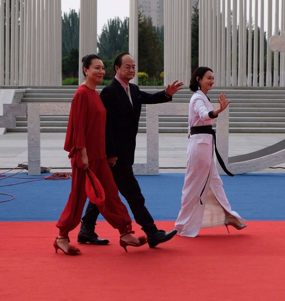 成龙电影周吴京亮相,狄龙携妻走红毯老的不敢认,景甜比刘亦菲还仙