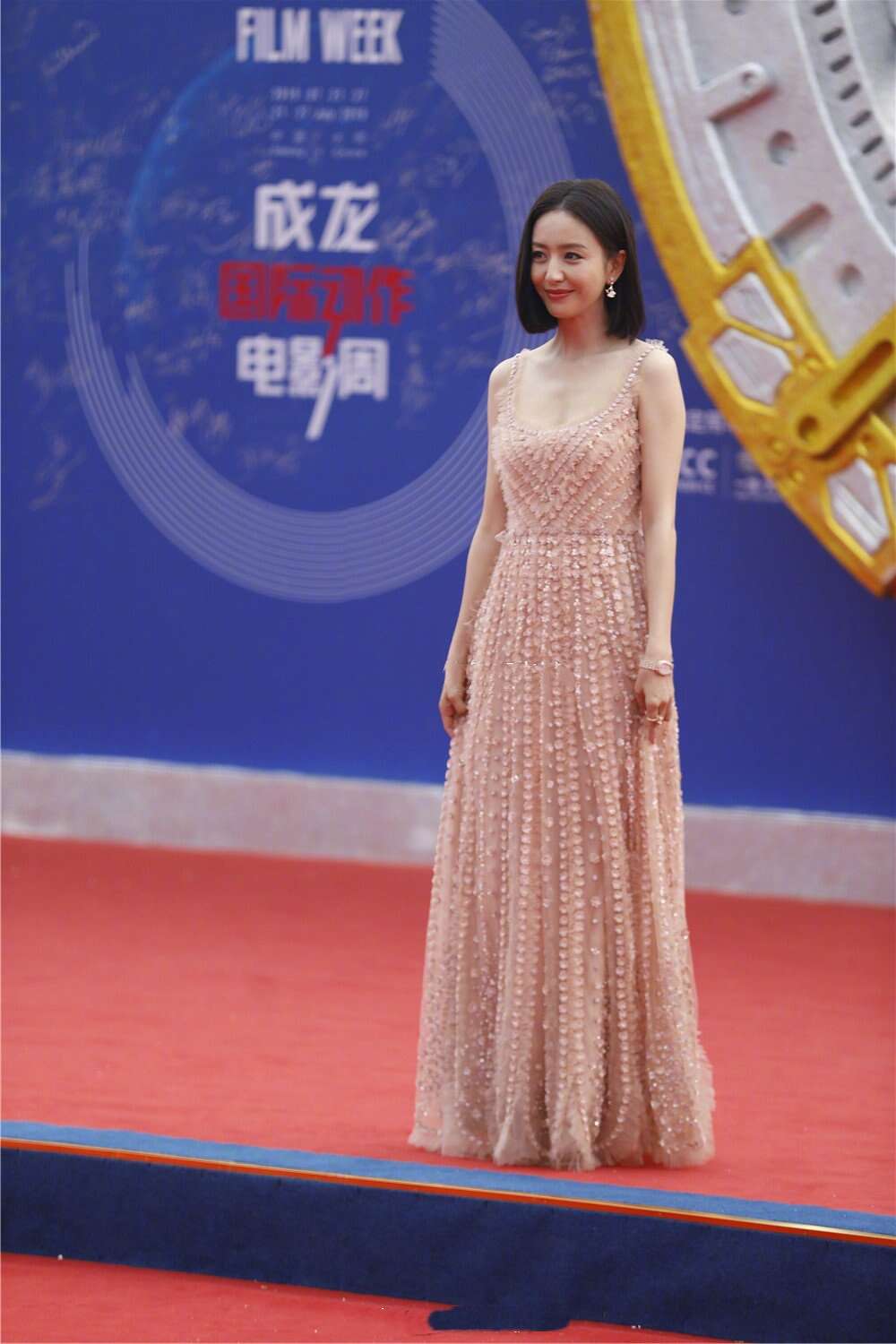 成龙电影周吴京亮相,狄龙携妻走红毯老的不敢认,景甜比刘亦菲还仙