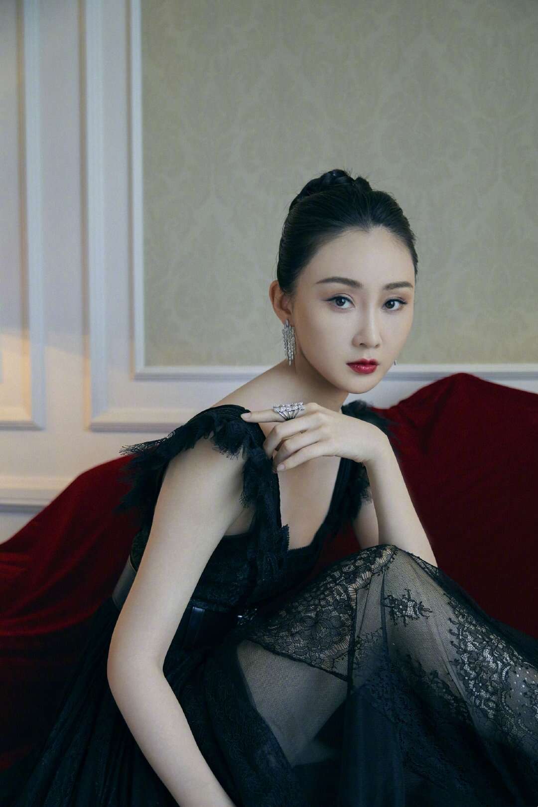 成龙电影周吴京亮相,狄龙携妻走红毯老的不敢认,景甜比刘亦菲还仙