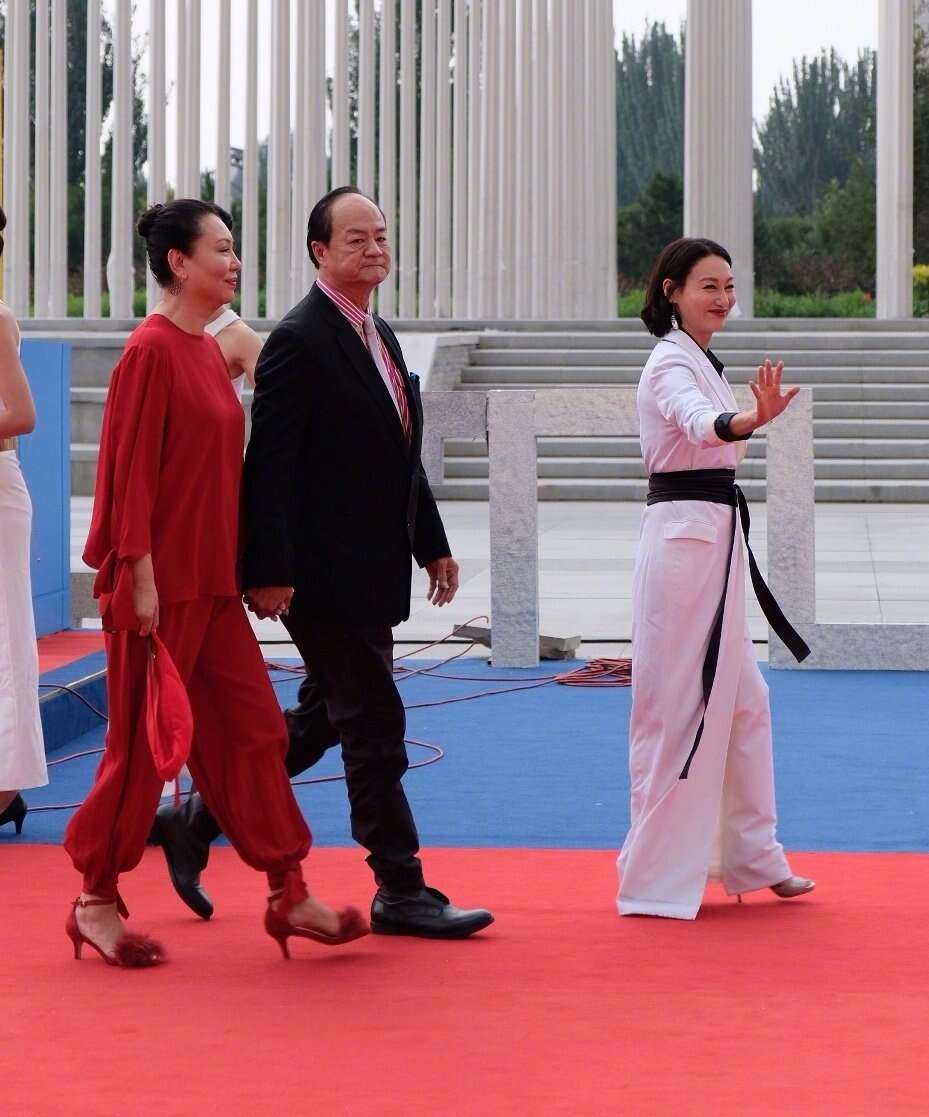 成龙电影周吴京亮相,狄龙携妻走红毯老的不敢认,景甜比刘亦菲还仙