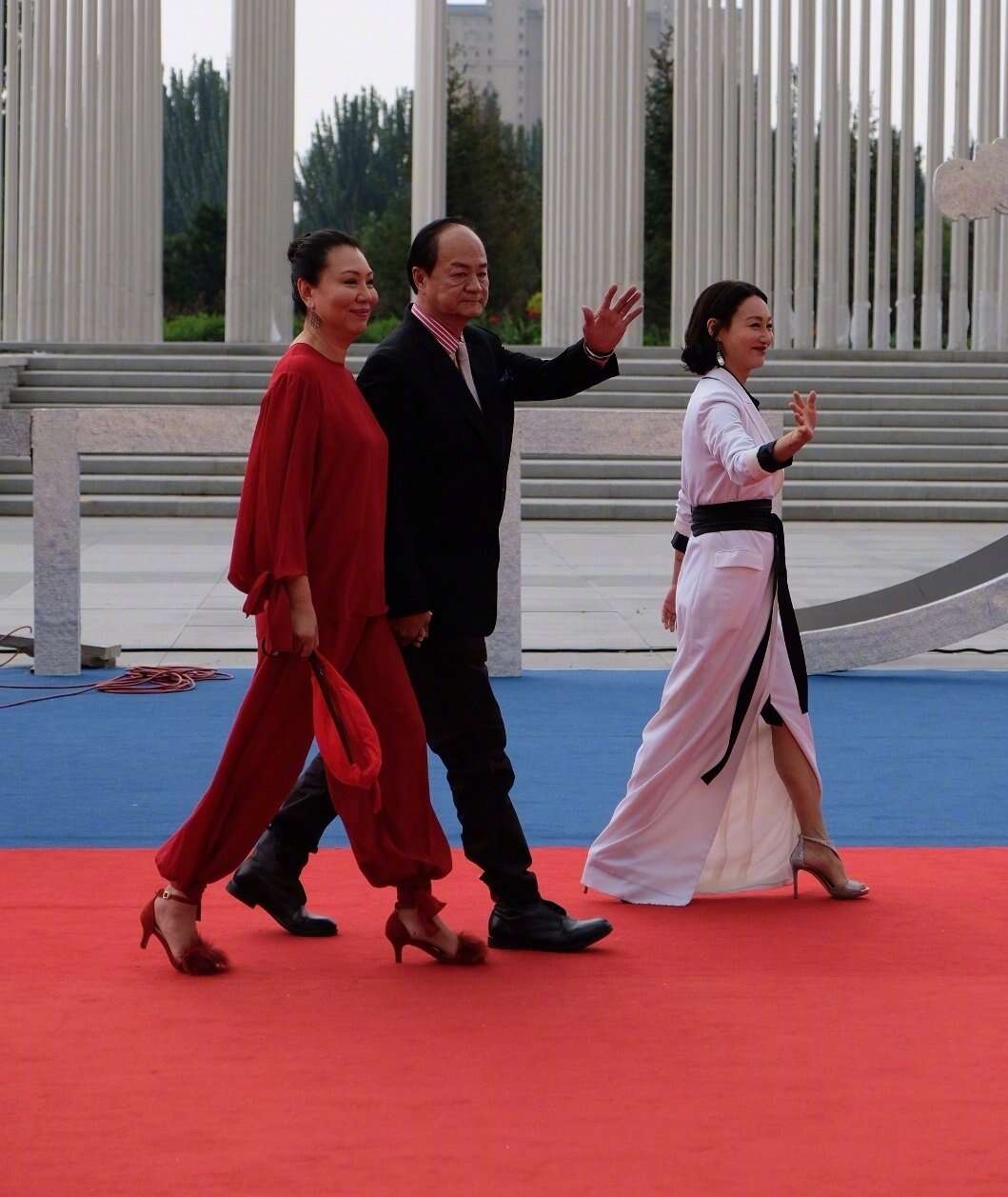 成龙电影周吴京亮相,狄龙携妻走红毯老的不敢认,景甜比刘亦菲还仙