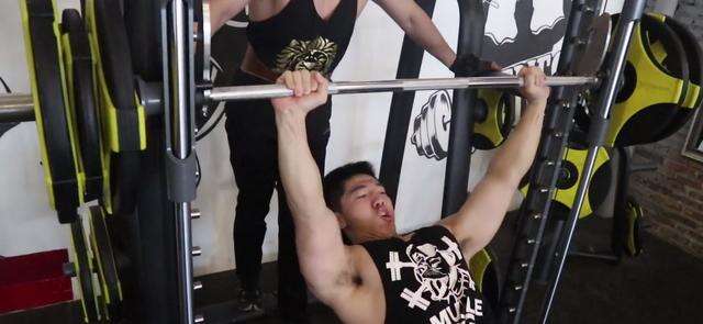 胸肌训练动作,健身大神的训练方法就一定好吗?适合自己最重要