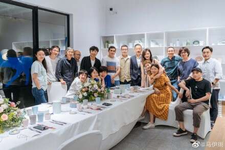 马伊琍离婚后再度露面,瘦成排骨胸让人心疼