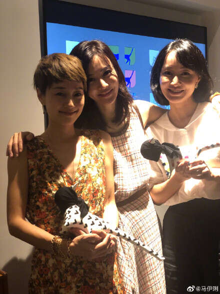 马伊琍离婚后再度露面,瘦成排骨胸让人心疼