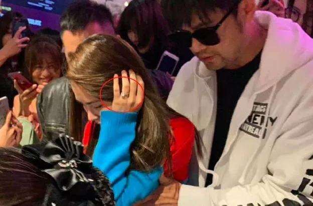 周杰伦昆凌外出吃饭被围堵,周董实力护妻,结婚钻戒十分抢镜