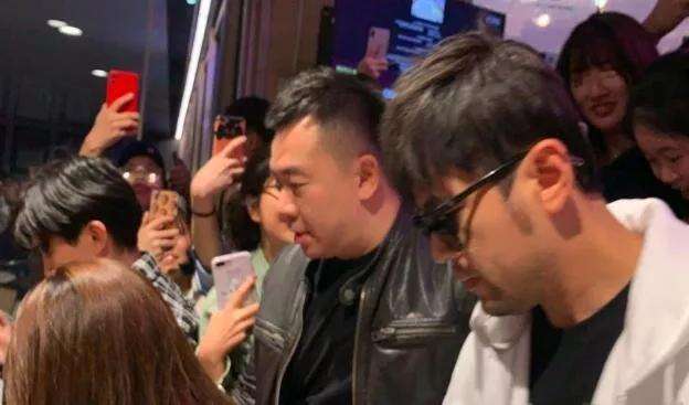 周杰伦昆凌外出吃饭被围堵,周董实力护妻,结婚钻戒十分抢镜