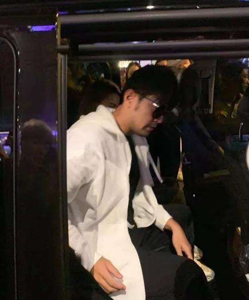 周杰伦昆凌外出吃饭被围堵,周董实力护妻,结婚钻戒十分抢镜