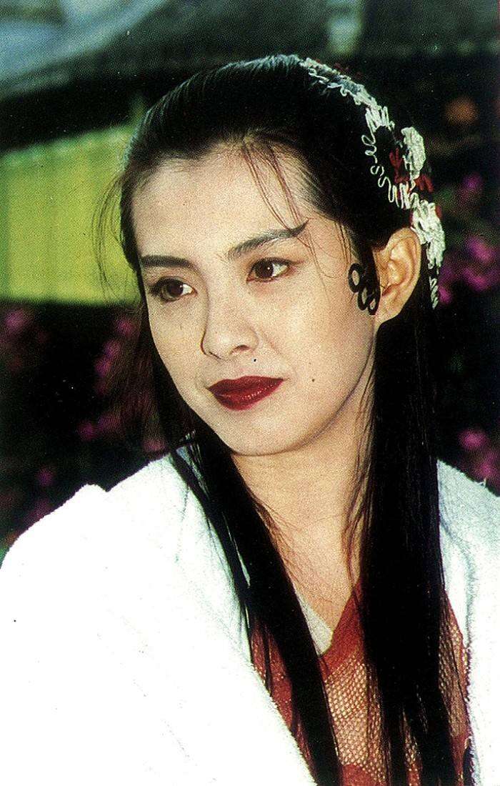 52岁王祖贤台上吟诵经文募捐,身材脸部略显发福