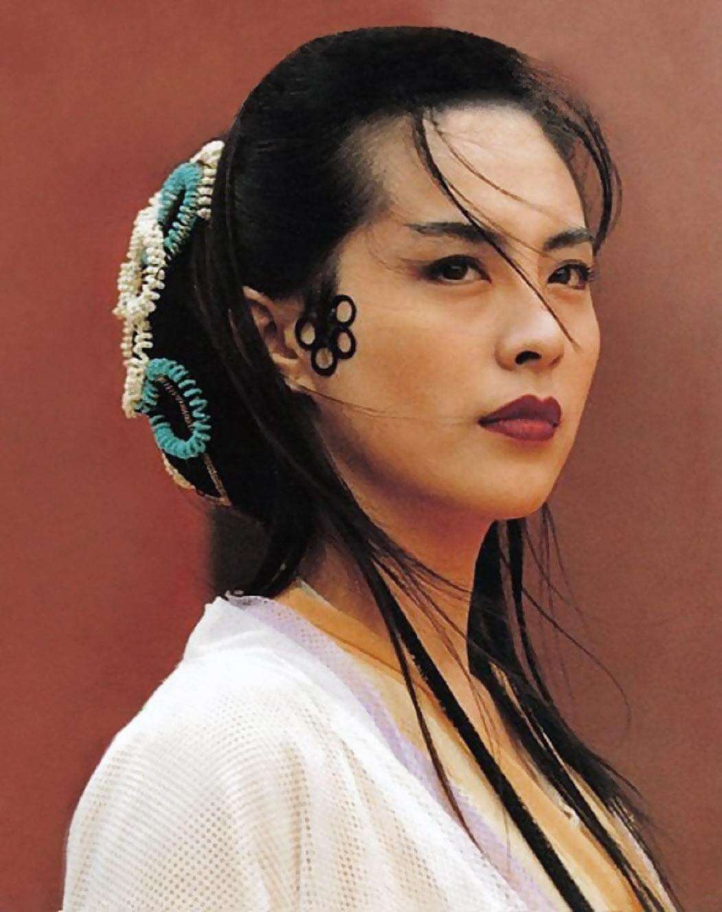 52岁王祖贤台上吟诵经文募捐,身材脸部略显发福