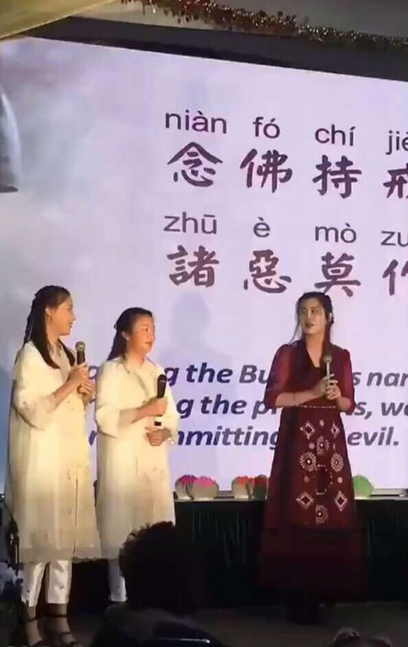 52岁王祖贤台上吟诵经文募捐,身材脸部略显发福