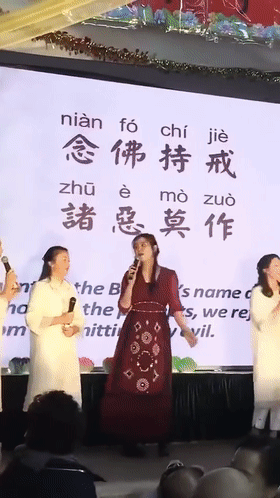 52岁王祖贤台上吟诵经文募捐,身材脸部略显发福