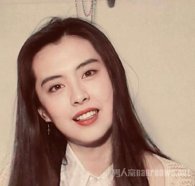 52岁女神王祖贤诵唱经文募捐 红裙掩不住发福身材 美人终究会迟暮
