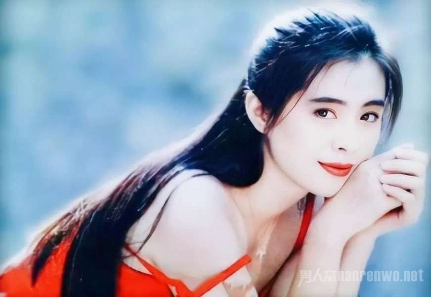 52岁女神王祖贤诵唱经文募捐 红裙掩不住发福身材 美人终究会迟暮