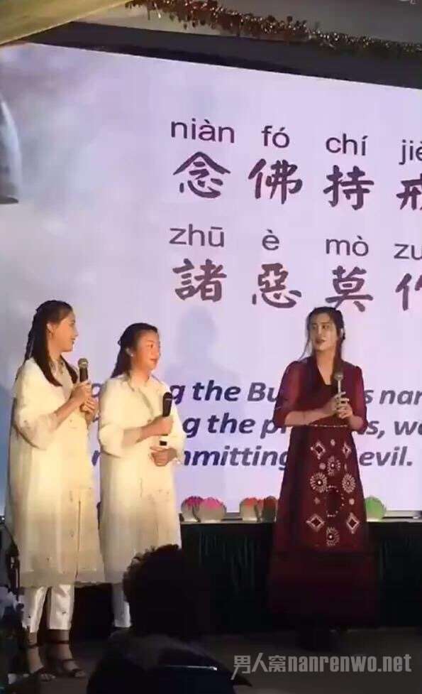52岁女神王祖贤诵唱经文募捐 红裙掩不住发福身材 美人终究会迟暮