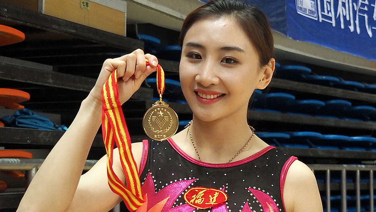 奥运冠军被《长安十二时辰》制片人求婚,何雯娜梁超订婚了!