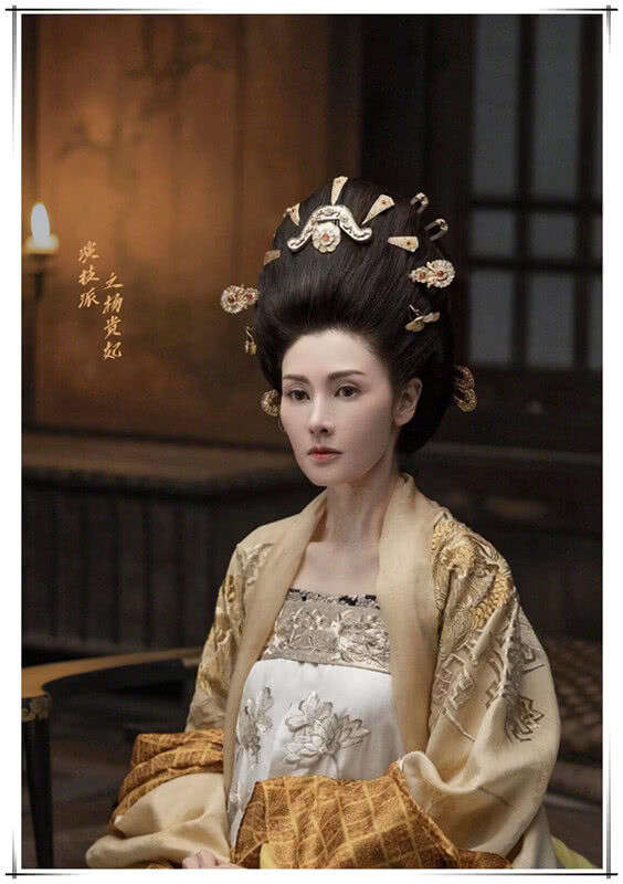 昔日最美港姐李嘉欣,49岁开工复出,看到她的新造型,我心动了