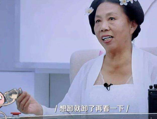 她六十一岁才被周星驰选中,演了两次配角,买了两套房子