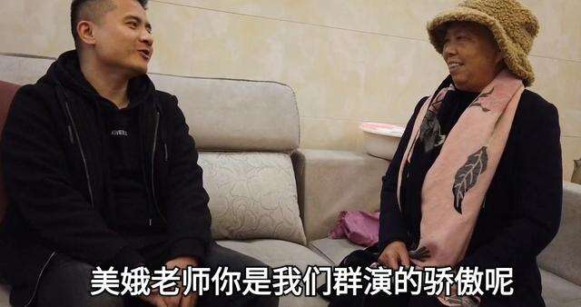 她六十一岁才被周星驰选中,演了两次配角,买了两套房子