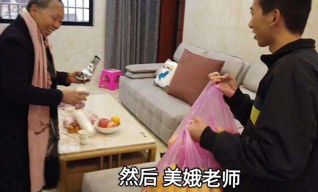 她六十一岁才被周星驰选中,演了两次配角,买了两套房子
