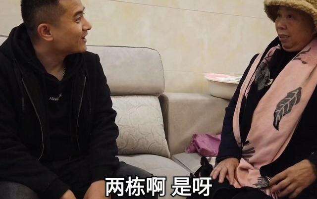 她六十一岁才被周星驰选中,演了两次配角,买了两套房子