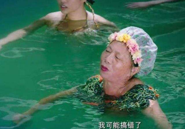 她六十一岁才被周星驰选中,演了两次配角,买了两套房子