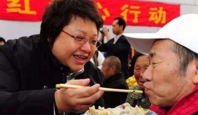 韩红自曝已病倒,号召百位艺人捐助,昼夜不歇为武汉捐7批物资