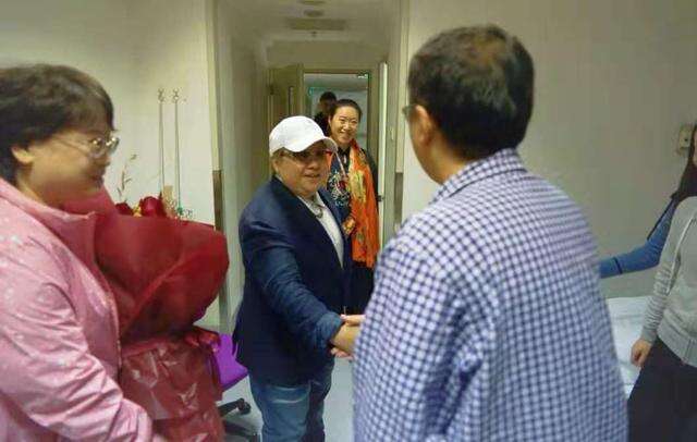 韩红自曝已病倒,号召百位艺人捐助,昼夜不歇为武汉捐7批物资