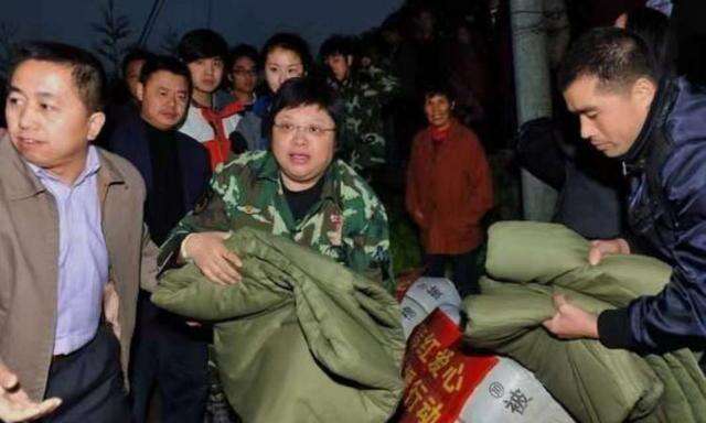 韩红自曝已病倒,号召百位艺人捐助,昼夜不歇为武汉捐7批物资