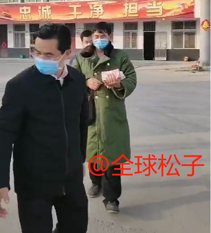 大衣哥朱之文抱着成摞的现金向武汉捐款,总计捐出20万